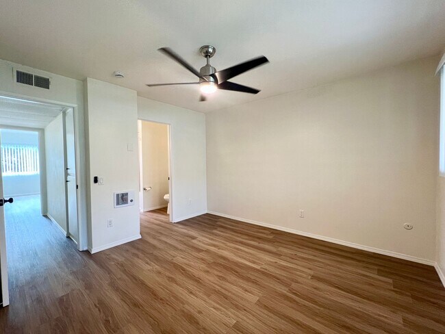 Building Photo - Beautiful Two Story 2Bd 1.5Ba Townhouse Ne...