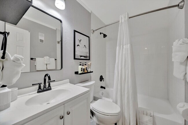 Building Photo - 2506 N Rocky Point Dr