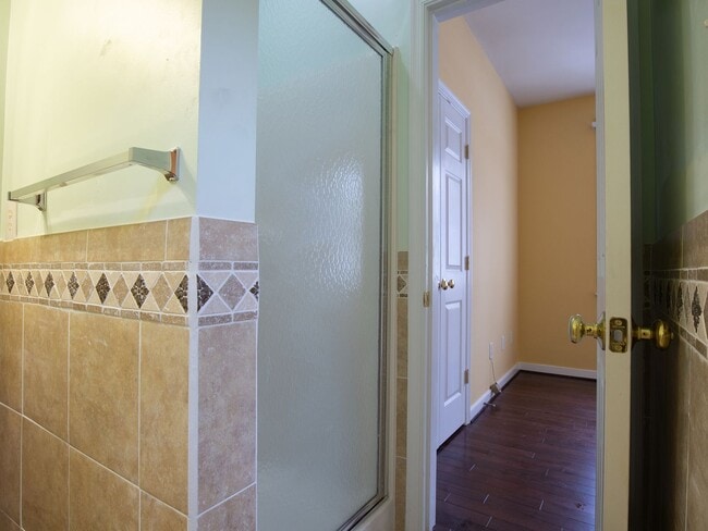 Building Photo - 4 bed townhouse available now!