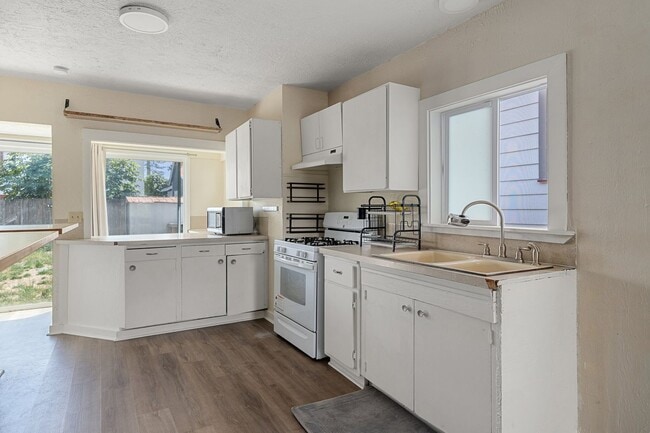 Building Photo - Updated Bremerton Home with Modern Touches