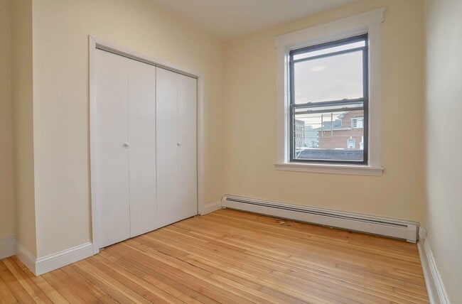 Building Photo - 327 8th St