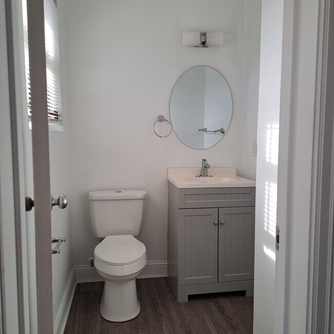 Building Photo - 1416 W 13th St