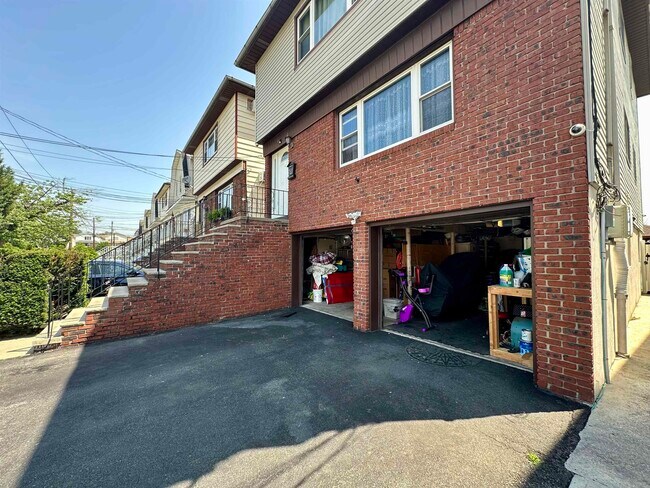 Building Photo - 56 Isabella Ave