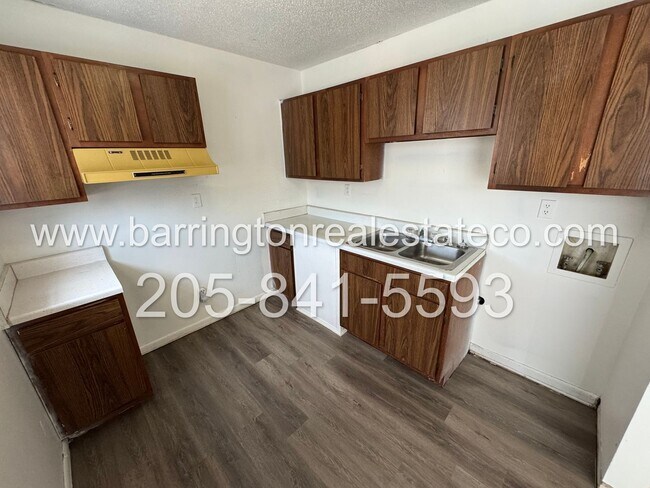 Building Photo - 1120 Hall St