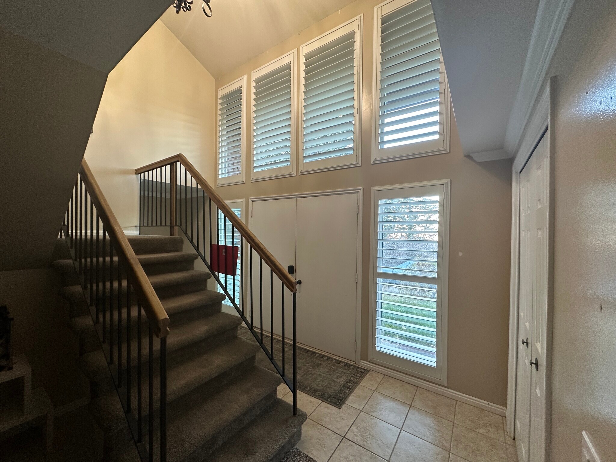 Entry - 921 Ashley Cir