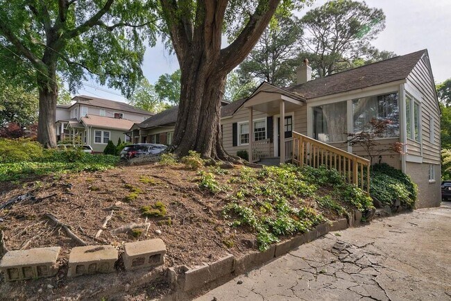 Building Photo - 2875 Lookout Pl NE