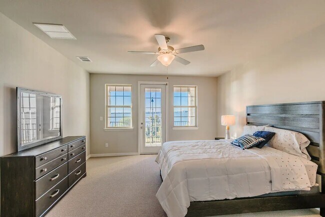 Master bedroom - 7501 Sunset Blvd