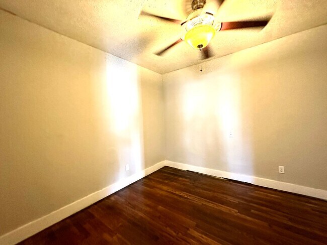Building Photo - Pre-Leasing 2 bed 1 bath close to Texas Tech!
