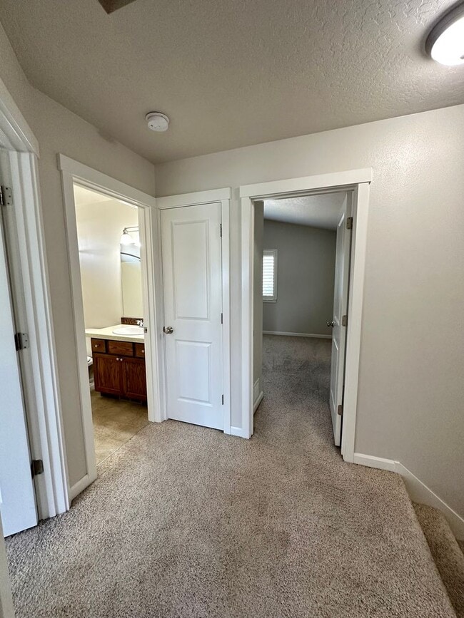 Building Photo - LARGE SINGLE FAMILY HOME ON CORNWALL (RPM#220)