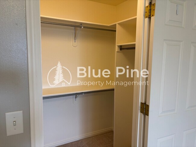 Building Photo - 3863 Ridgeview Cir