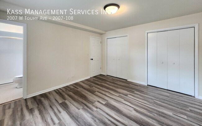 Building Photo - 2007 W Touhy Ave