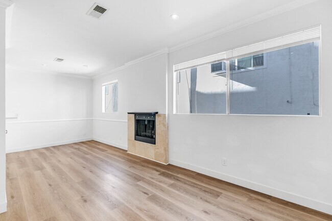 Building Photo - 4034 Redwood Ave