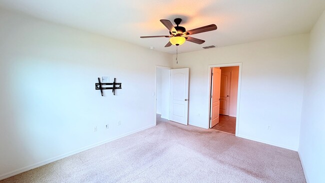 Building Photo - Charming Deltona 4/2 Ready for Move-in!