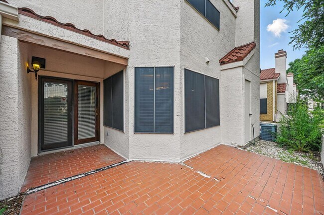 Building Photo - Beautiful 3 Bedroom Condo Overlooking The Canal!