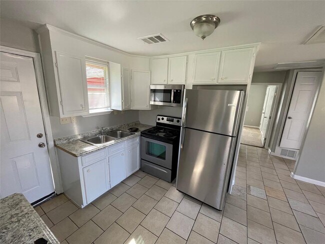 Building Photo - 1041 Lott Ave