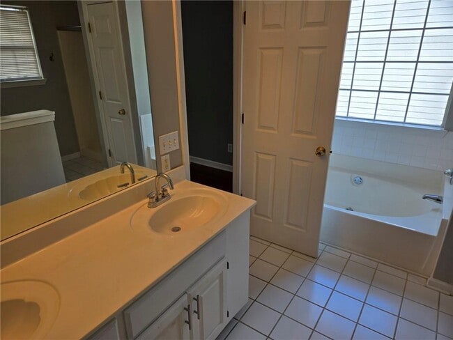 Building Photo - 3243 Oak Vista Way SW