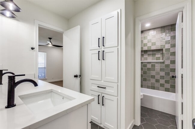 Building Photo - 2822 Clear Springs Dr