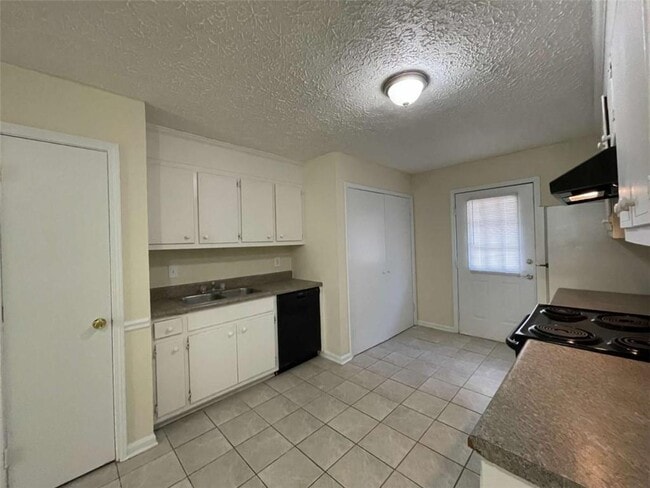 Building Photo - 100 Plum Orchard Rd