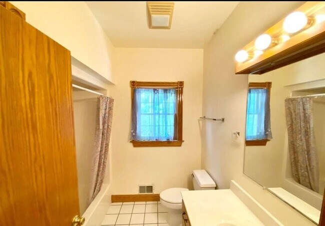 Building Photo - 1556 Shagbark St