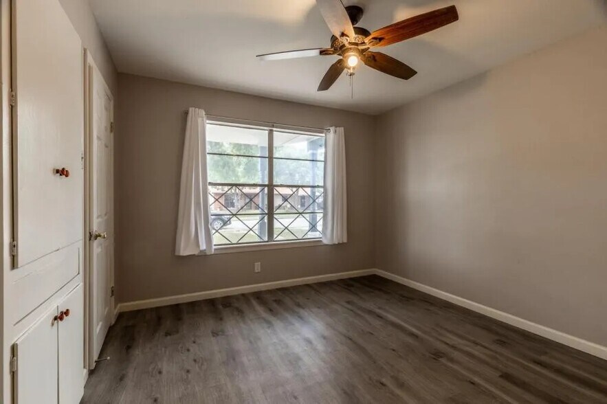 Building Photo - 463 Sprucewood Ln