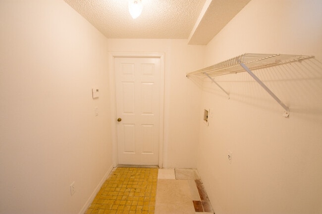 Building Photo - 3 Bed 2 Bath Home with Stainless Steel App...