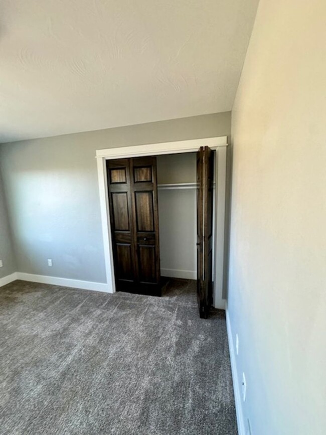 Building Photo - 3 Bedroom, 2 1/2 Bathroom Townhouse -2 wee...