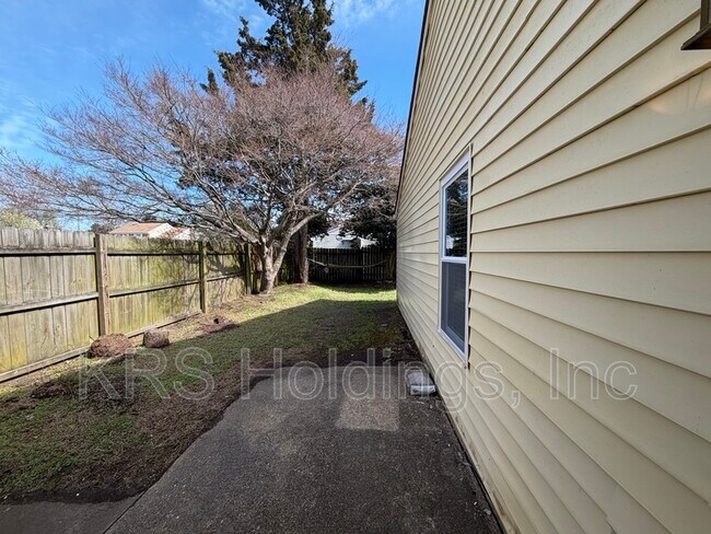 Building Photo - 1620 Boles Pl