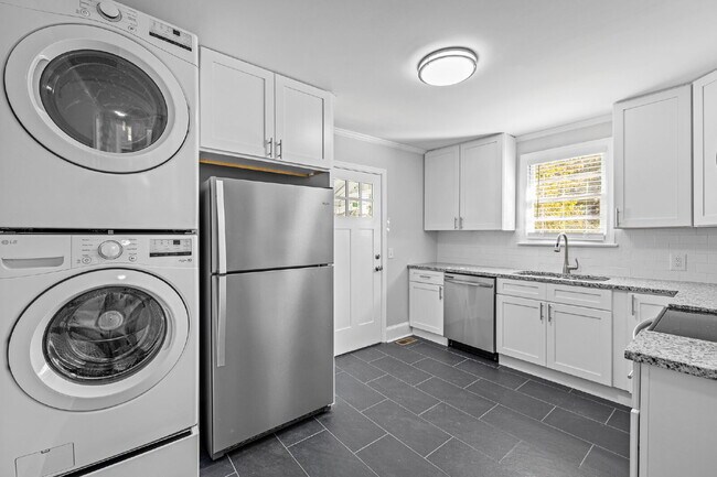 Building Photo - "2-Bed Bungalow with Granite Touches & Gleaming Hardwoods in Durham!"