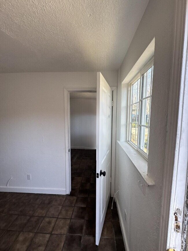 Building Photo - Charming Downtown Studio Apartment Perfect...