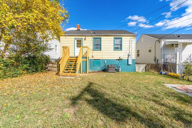 Building Photo - 1125 E 15th St