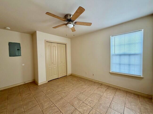 Building Photo - 419 W Eistetter St