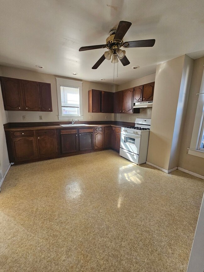 Building Photo - 349 10th St