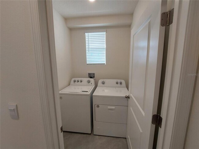 Building Photo - 35735 Sunflower Hl Dr