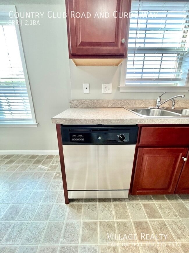 Building Photo - 703 Country Club Rd