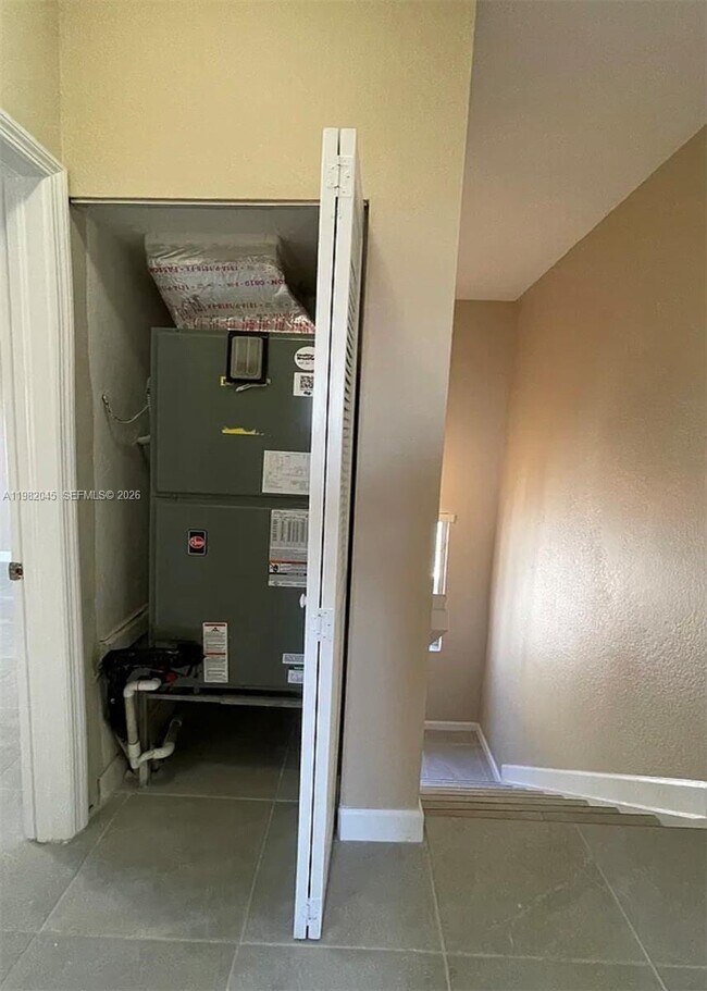 Building Photo - 390 NE 35th Ave