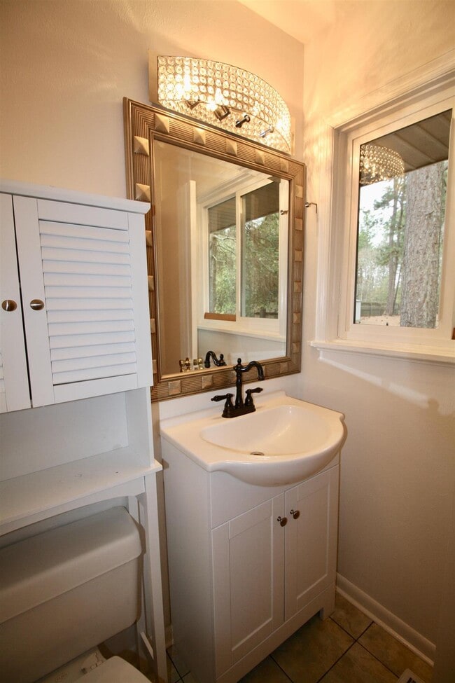 Building Photo - 520 N Hale St