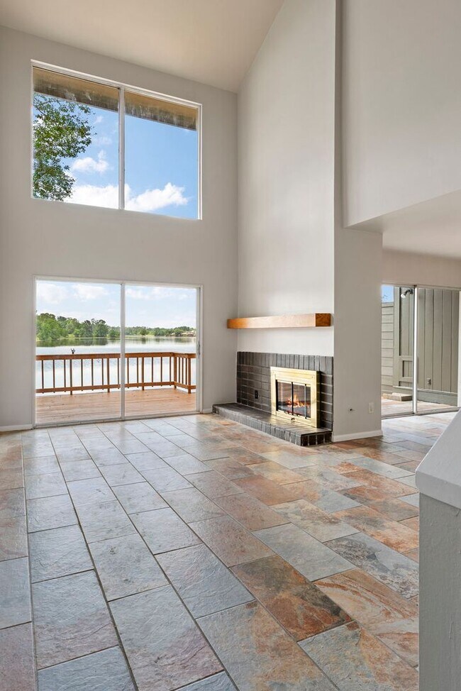 Building Photo - Waterfront Townhome in Elkins Lake