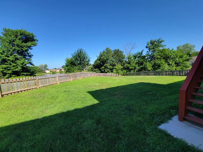 Building Photo - 5 bed/ 3 bath Single family home.