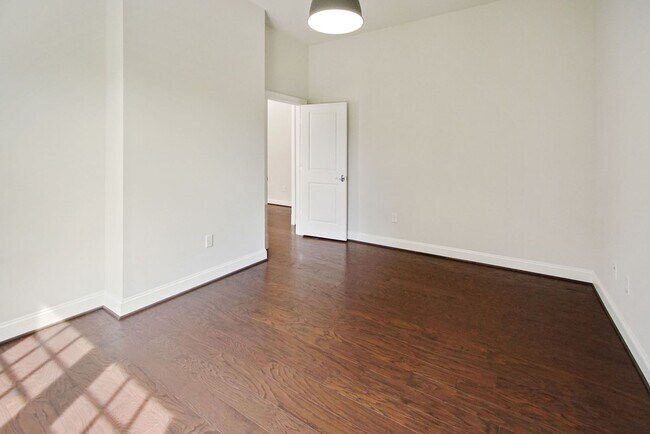Building Photo - 5 Bed 4.5 Bath - Bethesda Single Family - ...