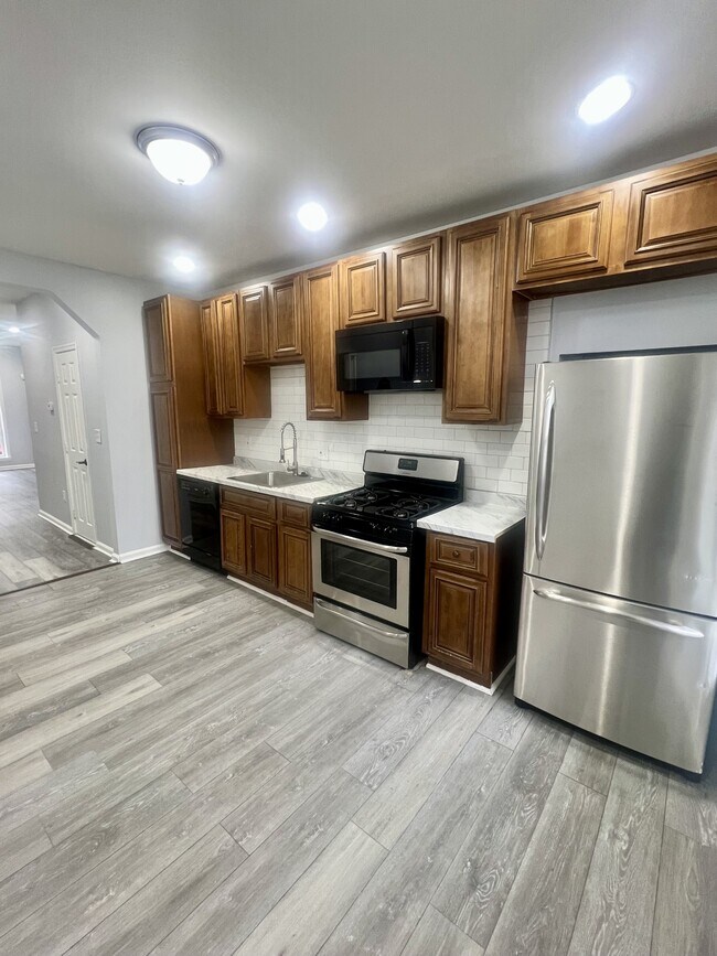 Building Photo - 808 N Streeper St