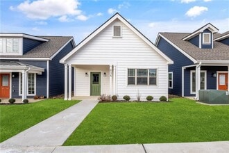 Building Photo - 835 NE Hts Ln