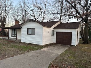 Building Photo - Available Now! 3-Bed, 1-Bath Home w/ Garage - Central Springdale, right next to Springdale High S...
