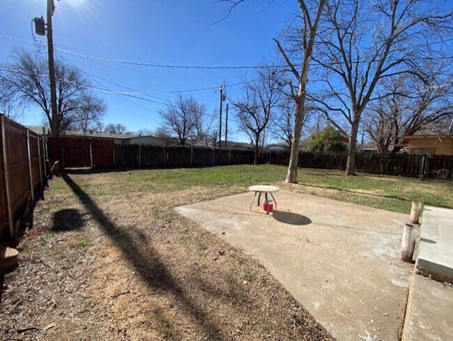 Building Photo - Updated 3/2 in Central Lubbock