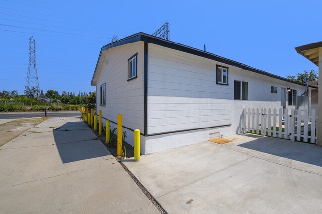 Building Photo - 6557 Darwell Ave