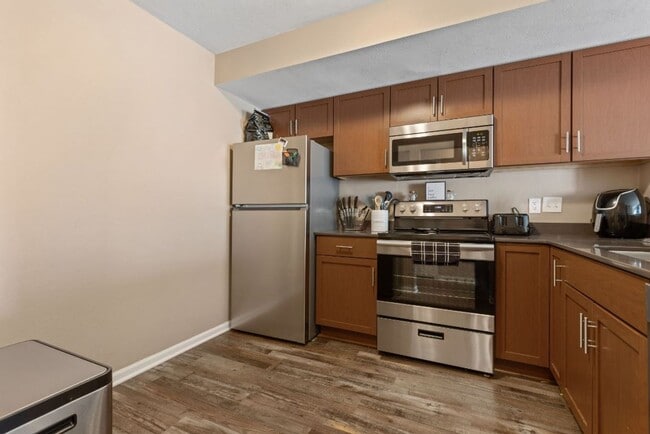 Building Photo - 2 Bedroom 1.5 Bath Spacious Townhome