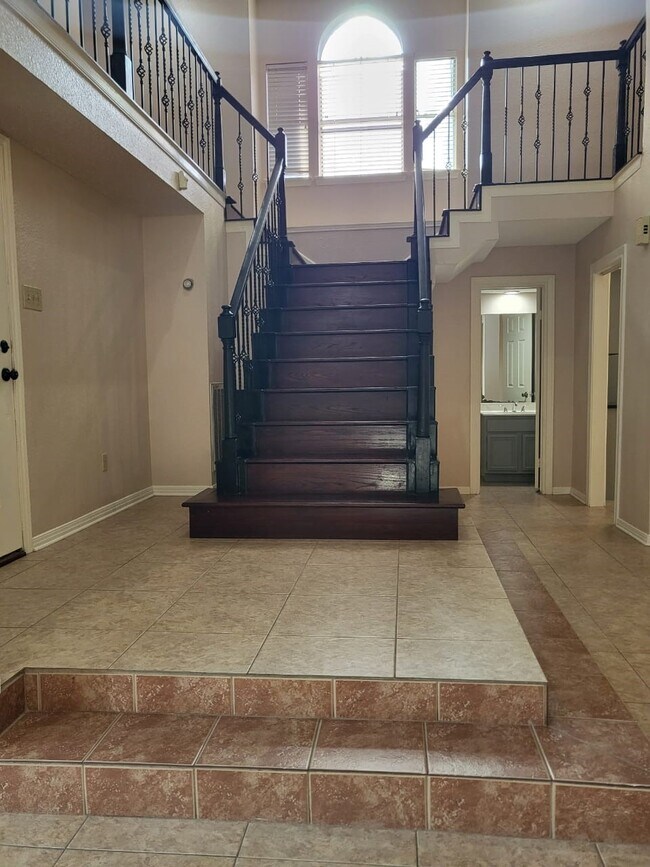 Building Photo - 14810 Rancho Vista Dr