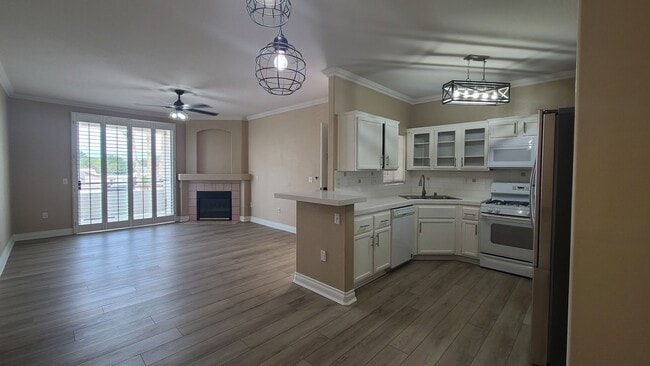 Building Photo - Upstairs 3 Bedroom condo