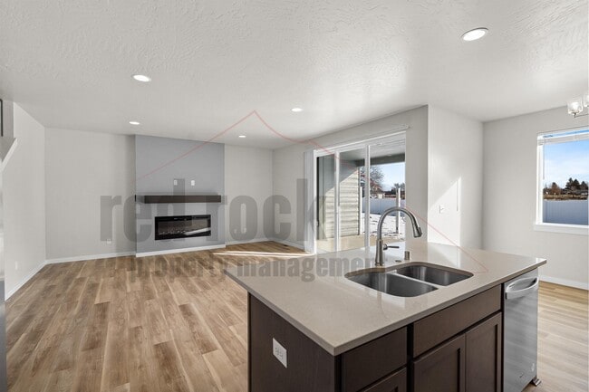 Building Photo - 1228 N Tschirley Rd