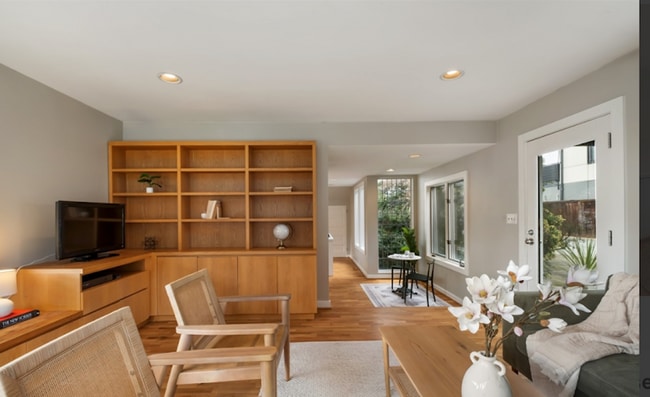 Building Photo - Wallingford Home