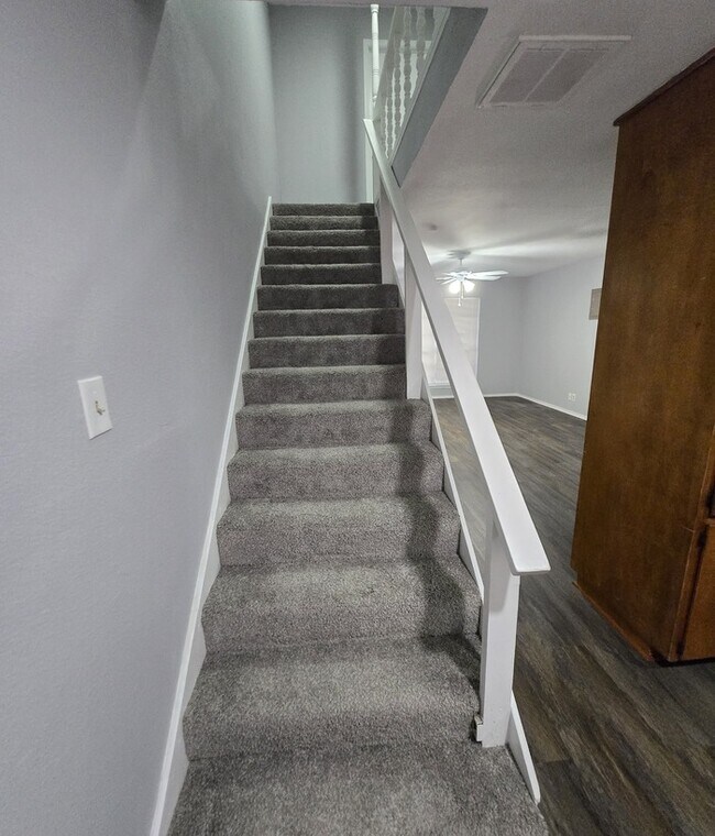 Building Photo - Great 2 bed 1 bath townhome in Justin!